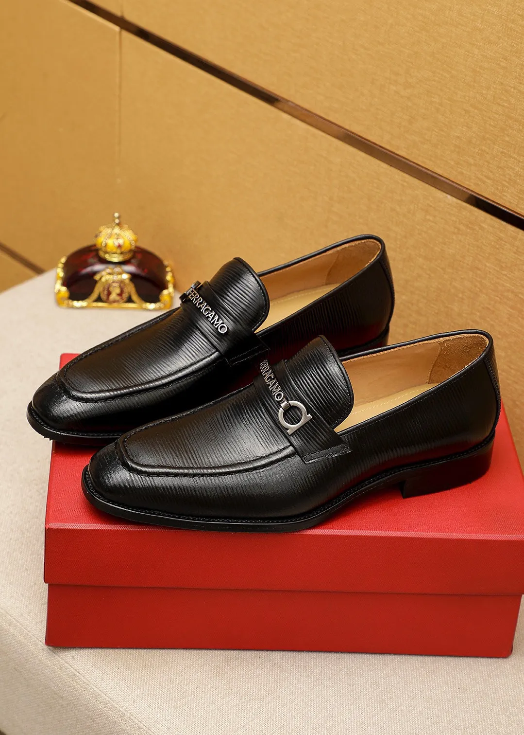 Men's shoes 💰460 💐 Product trademark: Ferragamo "Ferragamo" casual leather shoes Regular size: 38-44 (45.46🉑️customized) Product materials: Selected imported first-layer open-edge beaded cowhide floral upper + luxury hardware buckle, imported water-dyed cowhide leather lining. Strong three-dimensional visual effect, original outsole color: 2⃣️seed leather materials optional